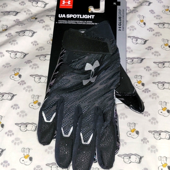 Under Armour Football Gloves - Picture 1 of 4